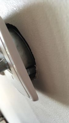 Montaż gniazda r TV w puszce w ścianie, metalowe łapki, haki, co robić.