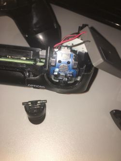Naprawa przycisku R2 w padzie PS4 - czy to wina taśmy?