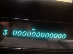 Wyświetlacz amplitunera pokazujący status DSP z wartością 0000000000.