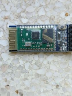 Moduł Bluetooth na płytce PCB z anteną ścieżkową i pinami po prawej, widok z góry
