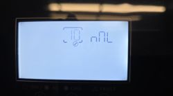 Ekran LCD z menu ustawień pokazujący opcję 10 z wartością AUL