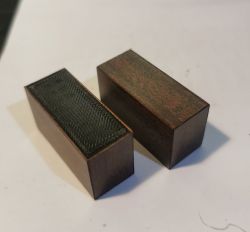 PLA 3D-gedruckte Teile mit Folierung Zwei rechteckige Teile aus 3D-gedrucktem PLA, eines mit schwarzer matter Klebefolie oben.