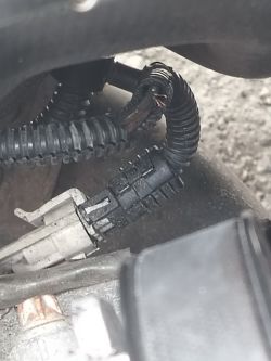 Astra H 1.6 Z16XER - przetarta wiązka przy pasku, co to za przewody i jak naprawić?