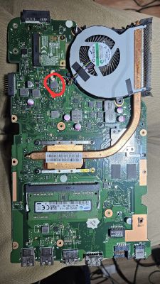 Płyta główna laptopa Asus X555LD z zaznaczoną na czerwono cewką w pobliżu wentylatora.