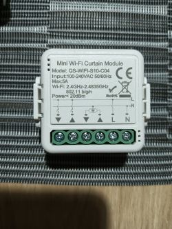 Moduł Wi-Fi do rolet QS-WIFI-S10-C04 z oznaczeniami złączy i parametrami technicznymi