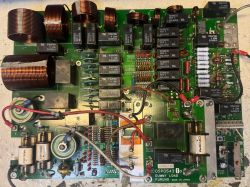 Płytka drukowana z cewkami, przekaźnikami i różnymi komponentami elektronicznymi