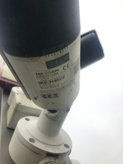 Zbliżenie na kamerę IP Hikvision z widoczną etykietą modelu DS-2CD-1621FWD-IZ.