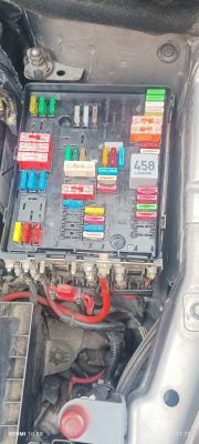 Widok skrzynki bezpieczników samochodu Seat Toledo 3 z 2004 roku.
