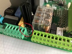 Zbliżenie płytki PCB z zielonymi złączami; czerwone kółko wskazuje miejsce brakującego rezystora R20.