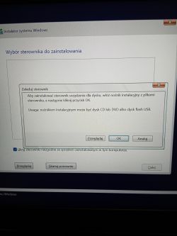 Ekran instalatora systemu Windows z komunikatem o wyborze sterownika do zainstalowania.