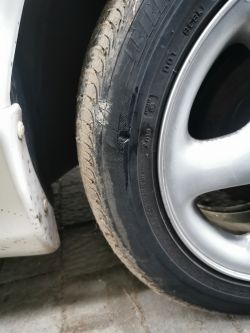 Możliwość jazdy na uszkodzonej oponie - opinie i zdjęcia uszkodzenia