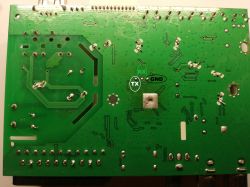 Płytka PCB dekodera z zaznaczonymi pinami RS232: TX, RX i GND