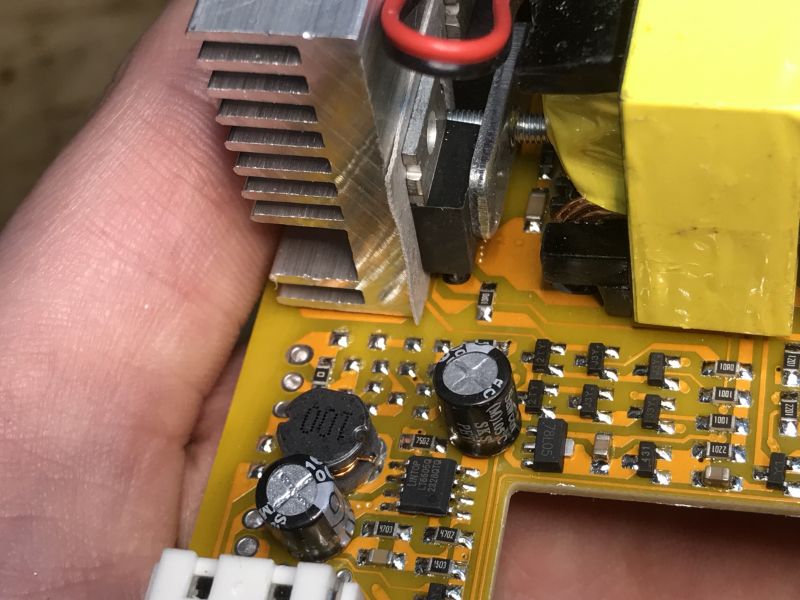 Wnętrze przetwornicy samochodowej z widocznymi komponentami elektronicznymi.
