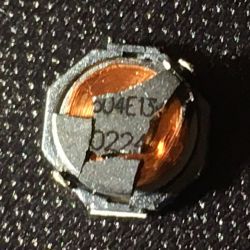 Zbliżenie na uszkodzony element elektroniczny z pilota motocyklowego.