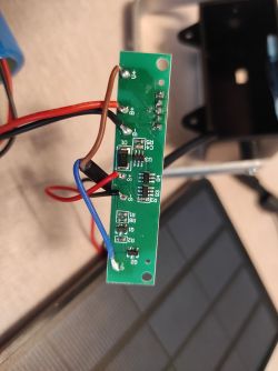 Lampa solarna, żeby miała stałe napięcie pod przełącznik
