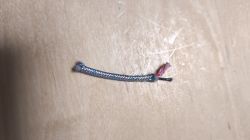 Kabel dwużyłowy z oplotem aluminiowym na drewnianej powierzchni