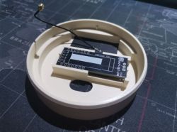 Element obudowy z zamontowanym modułem PCB i anteną w projekcie KAM-ELE-ON