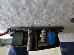 Płytka zasilająca lampy LED Slim 36W – widok z boku Zbliżenie płytki zasilającej lampy LED z elementami elektronicznymi