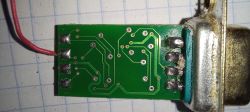 Zbliżenie na płytkę PCB z gniazdem DB9 i ścieżkami lutowanymi ręcznie