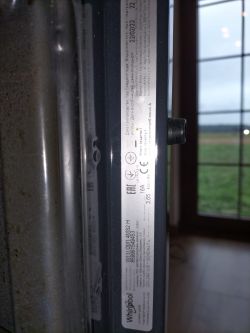 Tabliczka znamionowa piekarnika Whirlpool model W11IOM14MS2H z danymi technicznymi.