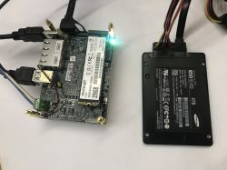 Płytka komputerowa z podłączonymi kablami i dyskiem SSD Samsung 850 EVO 4TB obok