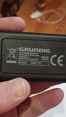Tył pilota marki Grundig z informacjami o produkcie.