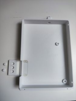 Biała obudowa z PETG z trzema zaślepkami obok, przystosowana do montażu elektroniki