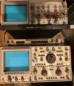 Tektronix 2235 czy Iwatsu SS-57110 – który oscyloskop wybrać do domowego użytku?