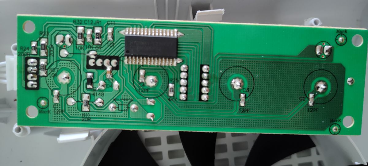 Odczyt kodu binarnego z płyty indukcyjnej poprzez mikrokontrolery HIGHWAY09A i HIGHWAYC210F01