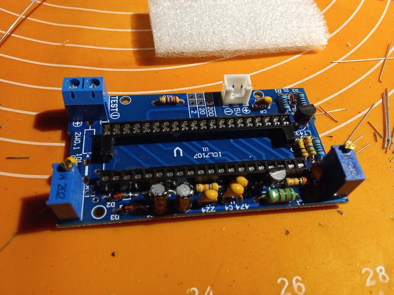 Jak złożyć woltomierz panelowy DIY z układem ICL 7107 z AliExpress? Sprawdzamy dokładność.