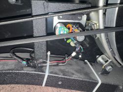 Elektromotor mit Antriebsriemen und gesicherten Kabeln mit Kabelbindern