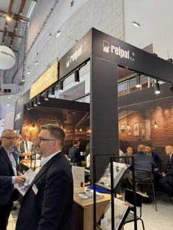 Stoisko firmy Relpol z ekspozycją materiałów promocyjnych i rozmowami biznesowymi