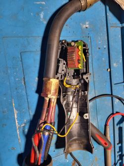 Zdemontowany palnik z widocznymi poucinanymi przewodami