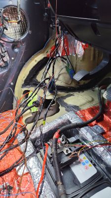 Uszkodzona instalacja elektryczna w Fiacie Ducato 2014 Pocięta wiązka kabli i bateria w kabinie Fiata Ducato po lifcie