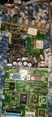Dwie zielone płytki PCB z elektroniką, złącza VGA i DVI oraz wyświetlacz 7‑segmentowy na górnej