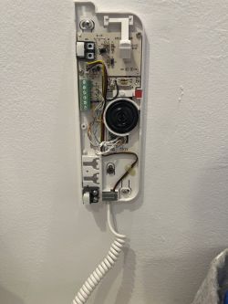 Wnętrze unifonu Urmet Signo 1140 z widocznymi przewodami i modułami.