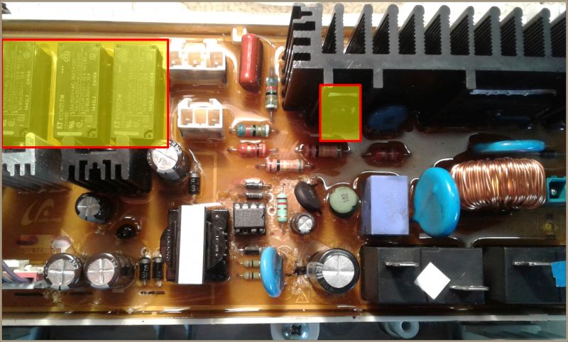 Płytka PCB z zaznaczonymi obszarami do wymiany spoiwa lutowniczego.