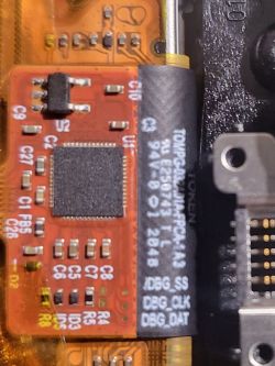 Zbliżenie na płytkę drukowaną z komponentem mikroprocesora.