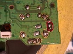 Fragment płytki drukowanej pada PS5 z zaznaczonym gniazdem.