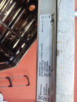 Tabliczka znamionowa zmywarki Electrolux z modelem ESL8820RA i innymi danymi technicznymi.
