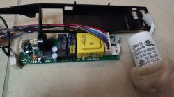 Płytka drukowana z układem elektronicznym i kondensatorem.