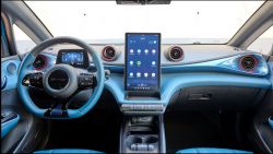 Innenraum des Autos BYD DOLPHIN Innenraum des Autos BYD DOLPHIN mit einem großen, drehbaren Tablet auf dem Armaturenbrett.