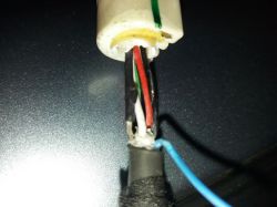 Wiązka kabli z uszkodzeniem, dwa kable stykają się ze sobą.