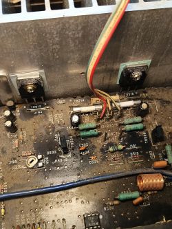 Wnętrze uszkodzonego wzmacniacza Denon pma-500v z widocznymi elementami elektronicznymi.