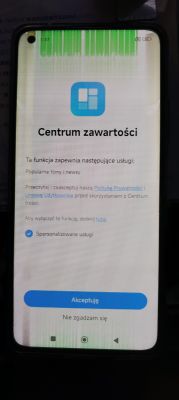 Xiaomi 11 Lite 5G z ekranem pokazującym Centrum zawartości z pionowymi zielonymi liniami.