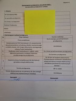 Harmonogram przyłączenia do sieci energetycznej PGE z danymi zamazanymi żółtą karteczką.