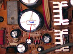 Zbliżenie na płytkę PCB z zaznaczonym kondensatorem C801 i przekaźnikiem OMRON G5Z-2A.