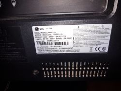 Etykieta na telewizorze LG z modelem 32LC51 z instrukcjami i specyfikacjami.