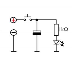 Podłączenie kondensatora do obwodu - błąd w działaniu diody LED, 10µF, 100µF, 5V