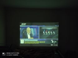 Obraz wyświetlany przez projektor Acer z białymi pionowymi liniami.